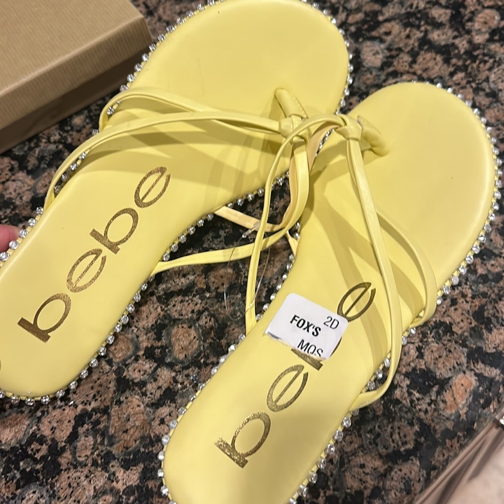 Yellow Bebe flip flops with rhinestone NWT Size 8 - Picture 4 of 4